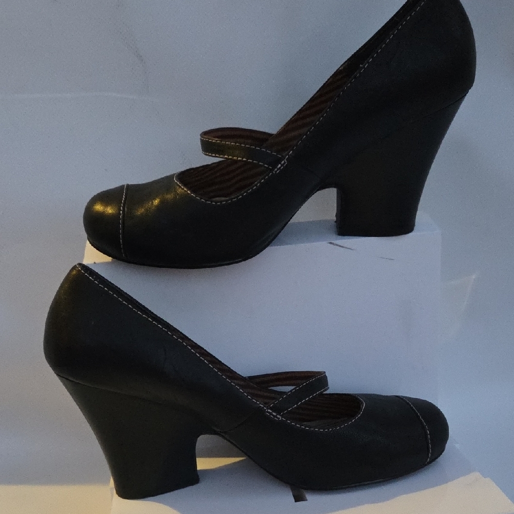 Chic Black Mary Jane Heels - Picture 2 of 7